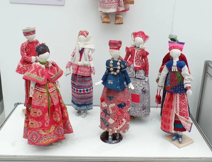 картинка к выставке кукол